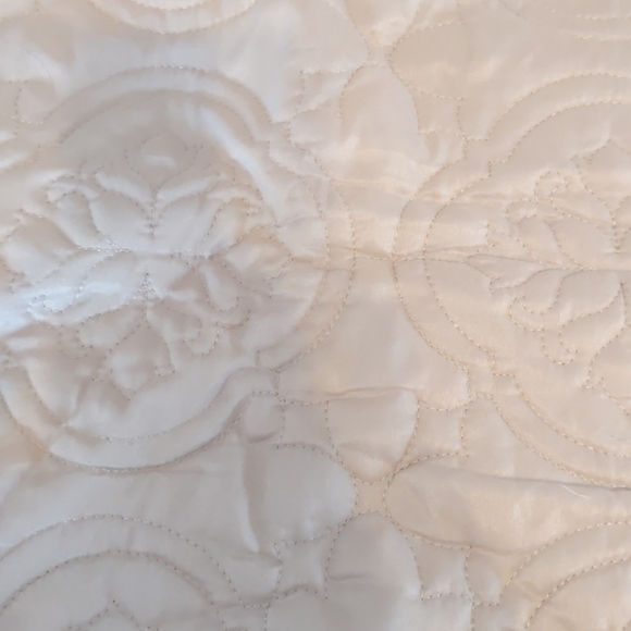 NWOT Three-piece bedroom set bedspread - Picture 3 of 3